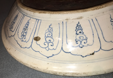 Un plat en porcelaine de Vietnam bleu et blanc &agrave; d&eacute;cor de lotus, 16&egrave;me